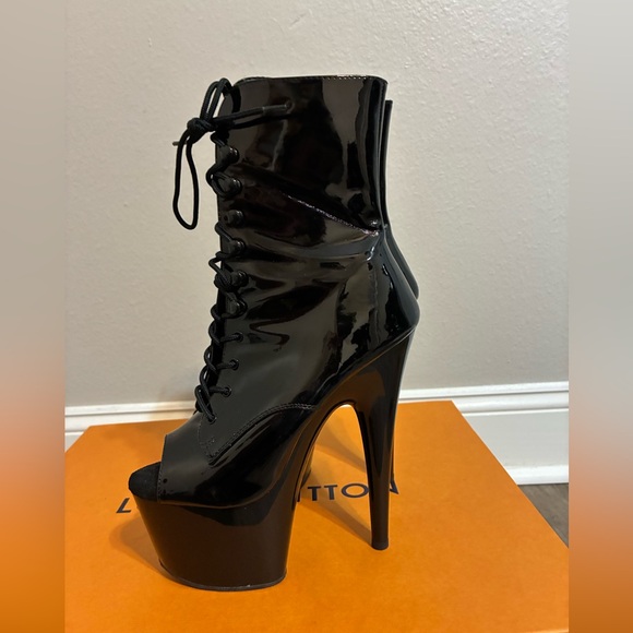 Pleaser platform heels
Black patent leather,
size: 7 - Picture 1 of 11